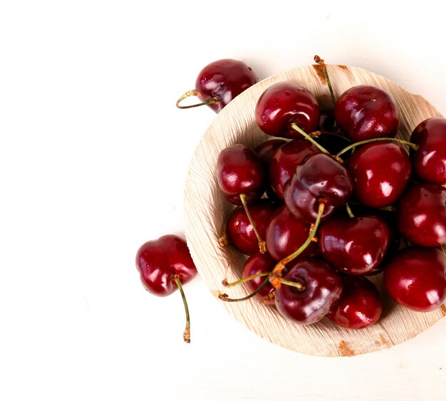 Cerezas en un tazón