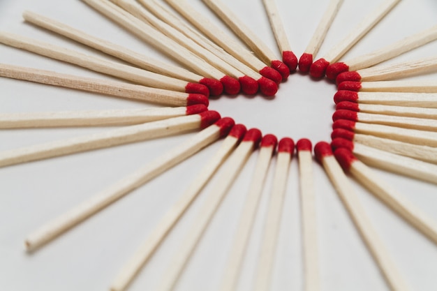 Cerillas puestas en forma de corazón