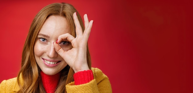 Foto gratuita cero preocupaciones solo felicidad retrato de encantadora linda y despreocupada mujer pelirroja con pecas y