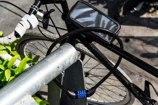 Cerradura de metal en una rueda de bicicleta