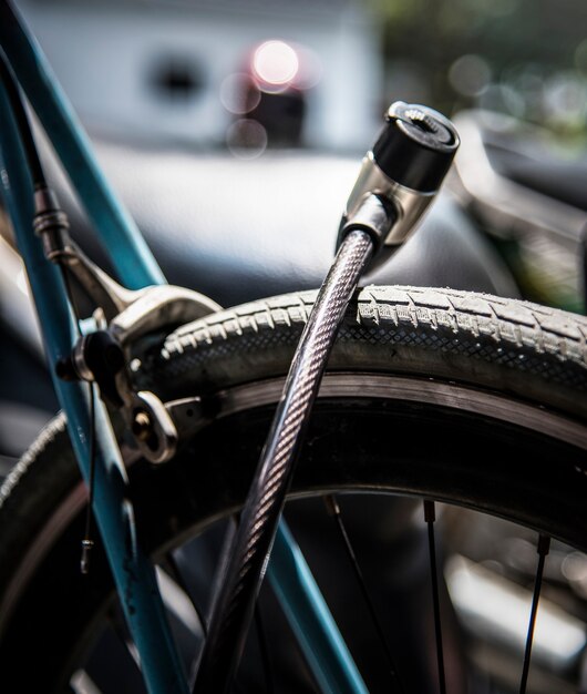 Cerradura de metal en una rueda de bicicleta