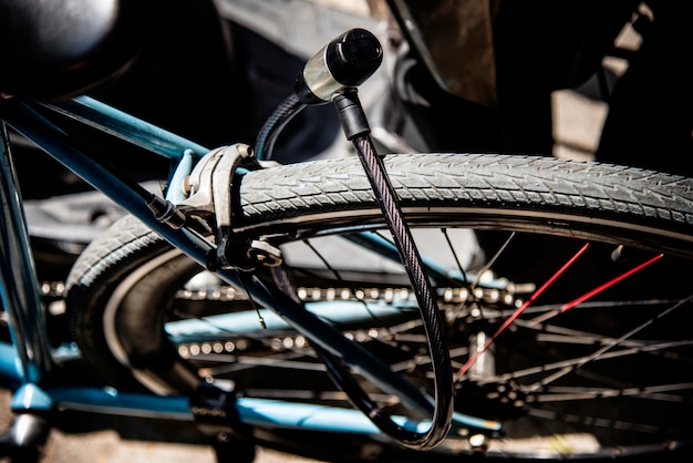 Cerradura de metal en una rueda de bicicleta