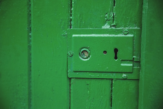 cerradura de la puerta verde de edad