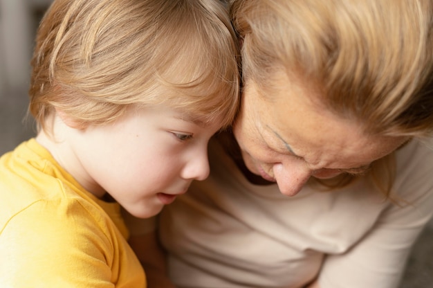 Cerrar abuela y nieto