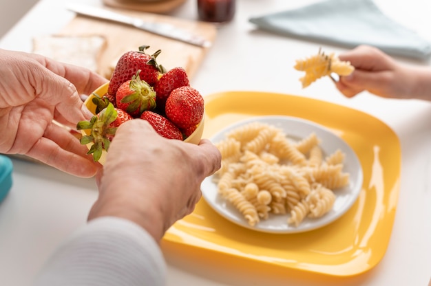 Cerrar abuelos y niños con comida