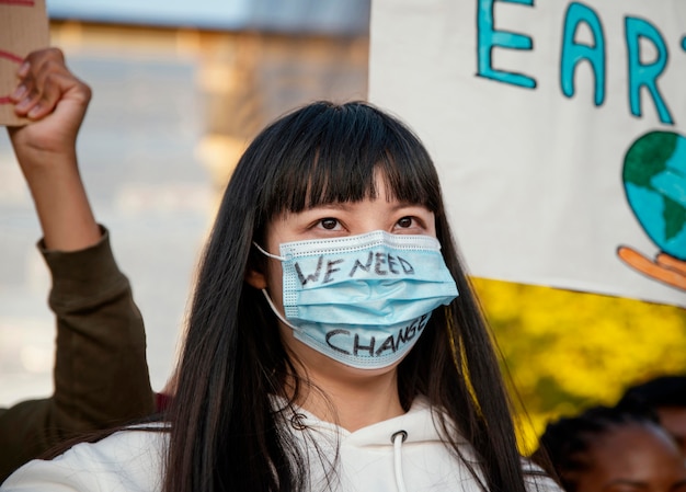 Foto gratuita cerrar activista protestando con mascarilla