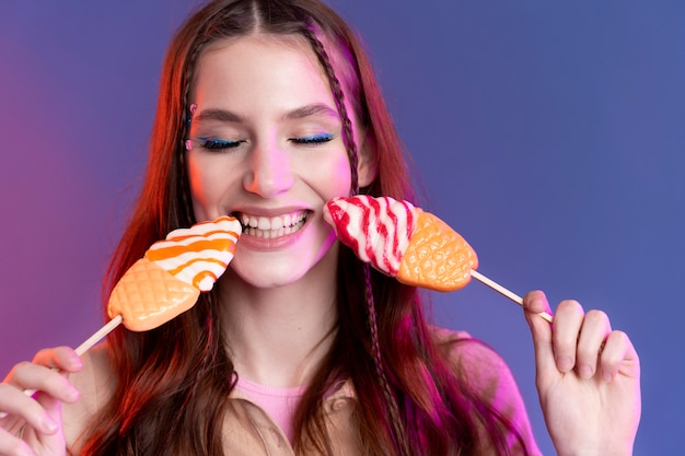 Cerrar adolescente sonriente con helado