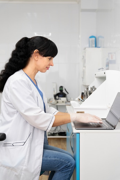 Cerrar al dentista en su clínica