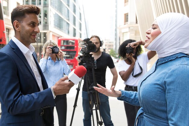 Cerrar al entrevistado con micrófono tomando declaraciones