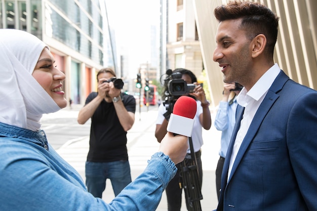 Cerrar al entrevistado con micrófono tomando declaraciones