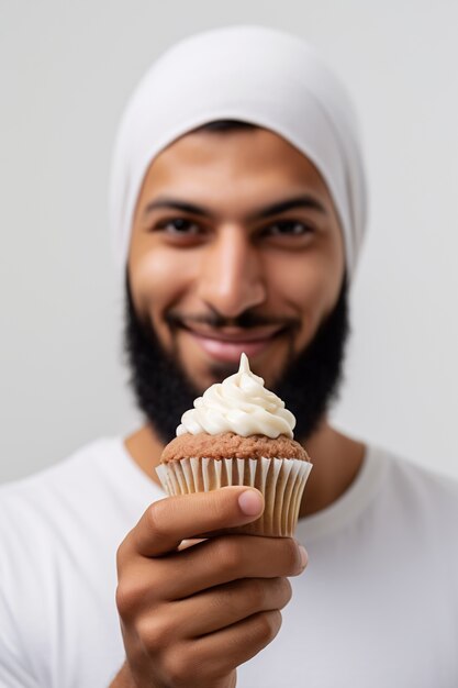 Cerrar al hombre con un delicioso cupcake