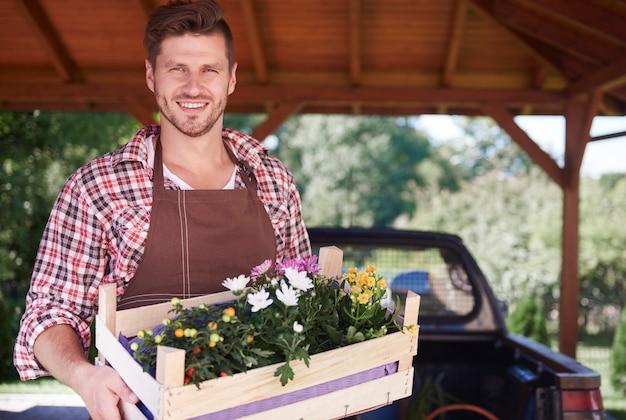 Cerrar al hombre vendiendo cultivos de su jardín