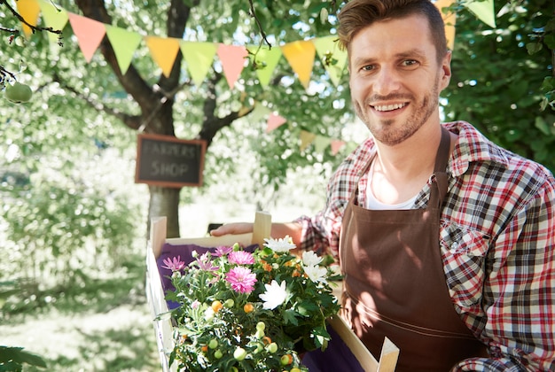 Cerrar al hombre vendiendo cultivos de su jardín