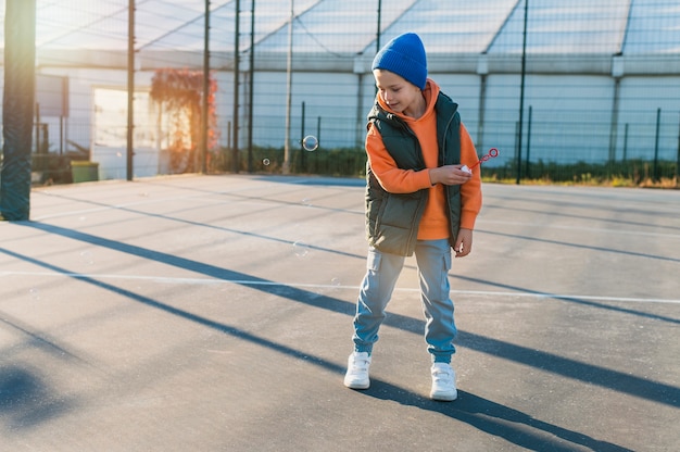 Foto gratuita cerrar al niño en el patio de recreo