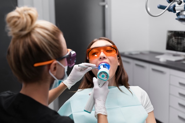 Cerrar al paciente en el chequeo del dentista