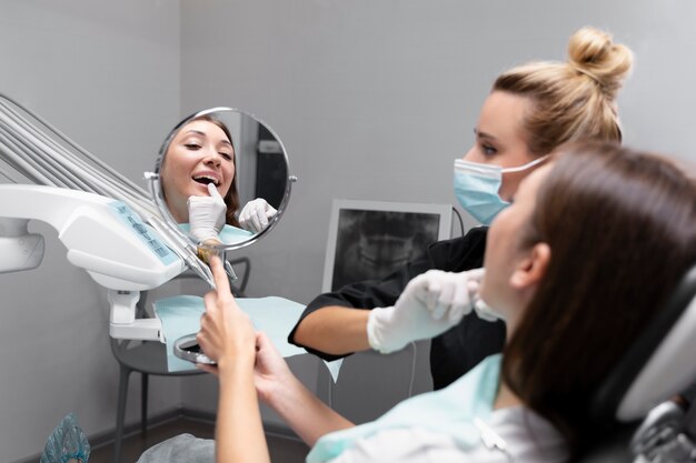 Cerrar al paciente en la cita con el dentista