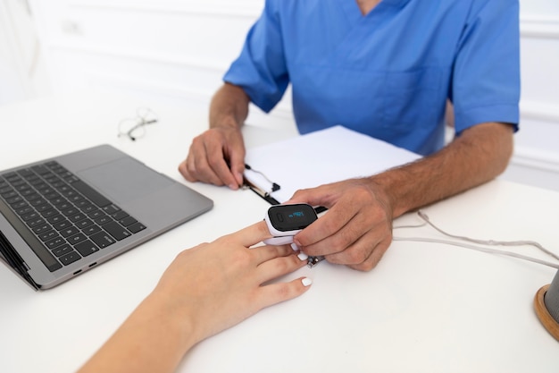 Foto gratuita cerrar al paciente hablando con el médico sobre la vacunación