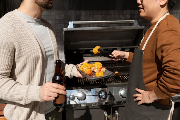 Foto gratuita cerrar amigos con barbacoa