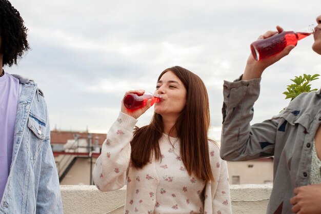 Foto gratuita cerrar amigos con bebidas