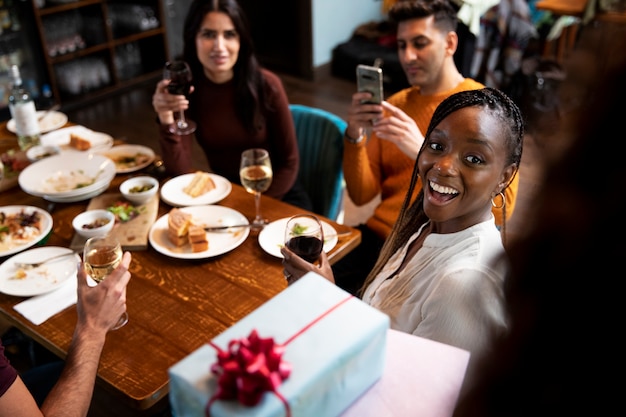 Foto gratuita cerrar amigos celebrando juntos