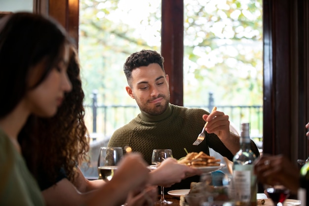 Cerrar amigos cenando fuera