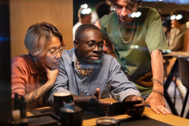 Cerrar amigos charlando en el pub