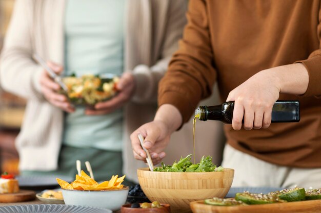 Cerrar amigos cocinando juntos