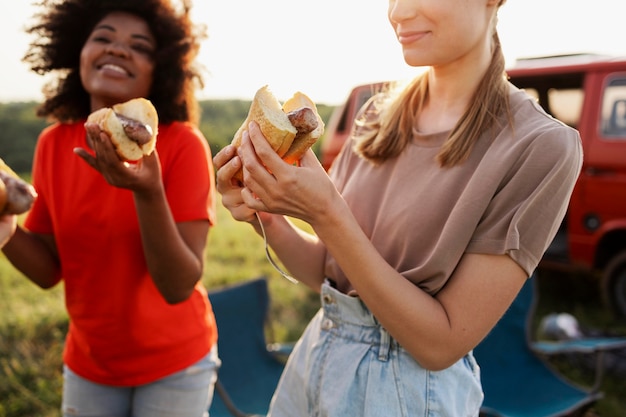 Foto gratuita cerrar amigos con comida deliciosa