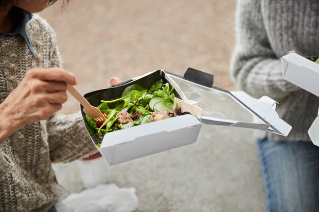 Cerrar amigos comiendo alimentos saludables