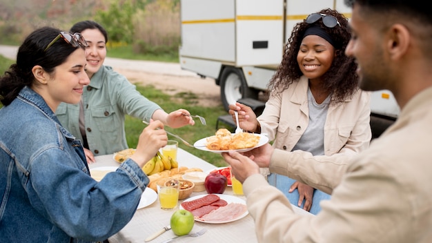 Cerrar amigos comiendo juntos afuera