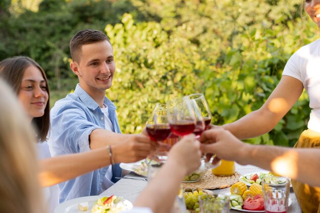 Cerrar amigos con copas de vino