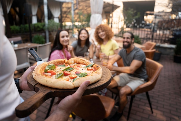 Cerrar amigos con deliciosa pizza