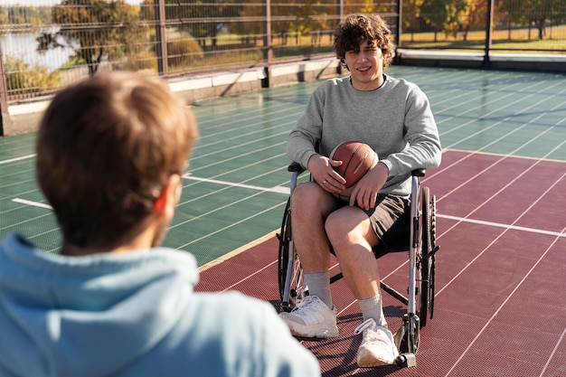 Cerrar amigos discapacitados al aire libre