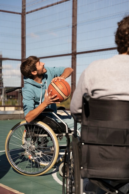 Foto gratuita cerrar amigos discapacitados jugando baloncesto