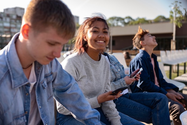 Cerrar amigos emocionados al aire libre