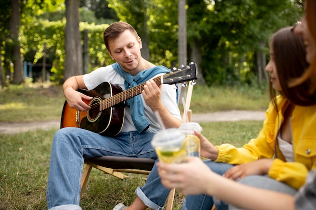 Foto gratuita cerrar amigos felices al aire libre