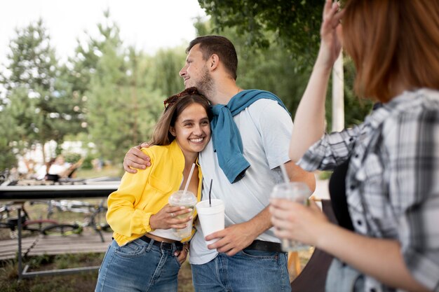 Cerrar amigos felices al aire libre