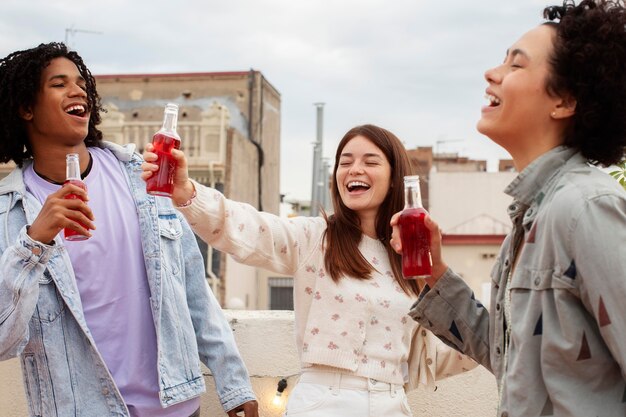 Foto gratuita cerrar amigos felices bailando