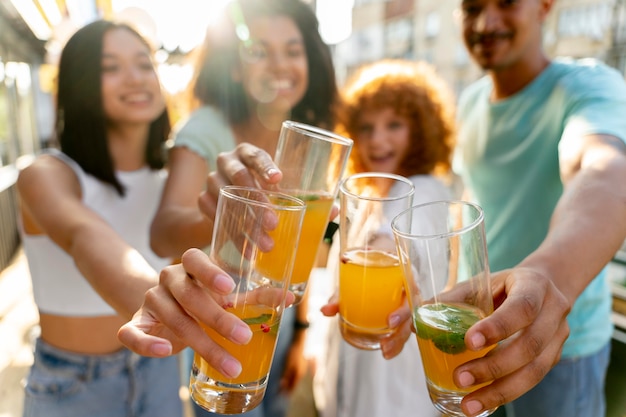 Cerrar amigos felices con bebidas