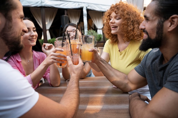 Cerrar amigos felices con bebidas