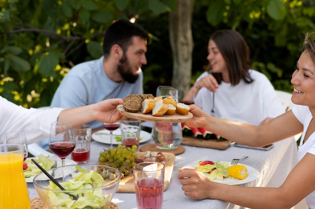 Foto gratuita cerrar amigos felices con comida