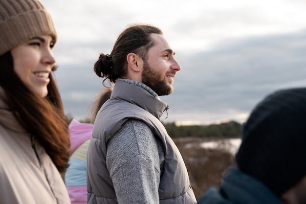 Foto gratuita cerrar amigos felices en la naturaleza