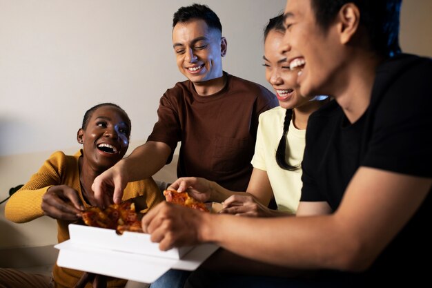 Cerrar amigos felices con pizza