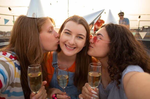 Cerrar amigos en la fiesta de cumpleaños