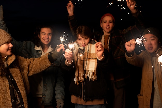 Foto gratuita cerrar amigos con fuegos artificiales