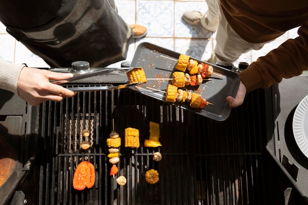 Cerrar amigos haciendo barbacoa