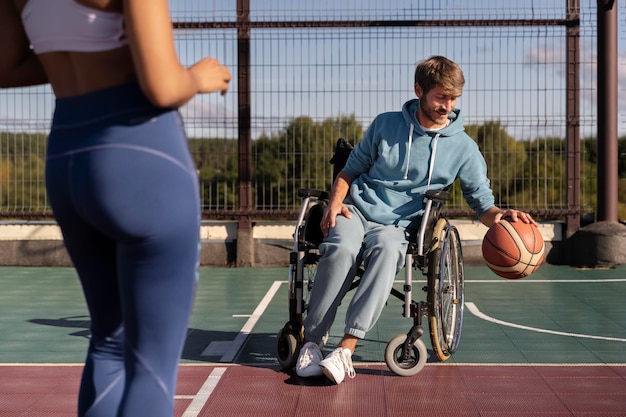 Cerrar amigos jugando baloncesto