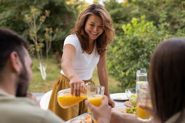 Cerrar amigos con jugo de naranja