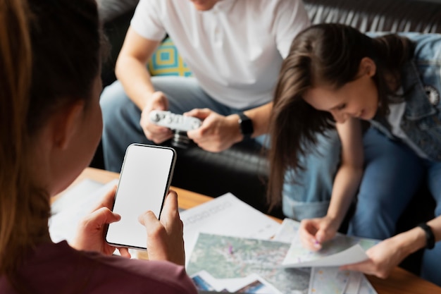 Cerrar amigos planeando viaje en casa