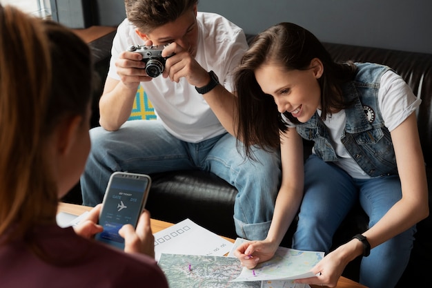 Cerrar amigos planeando viaje con mapa